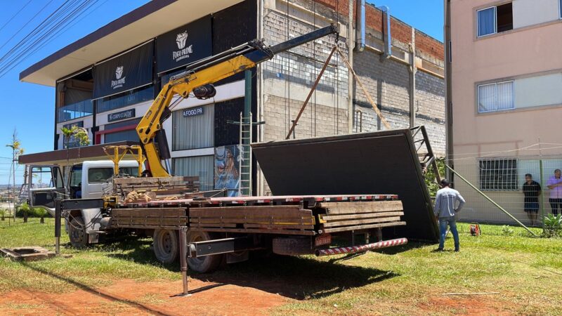 Instalação de painel grande com caminhão munck