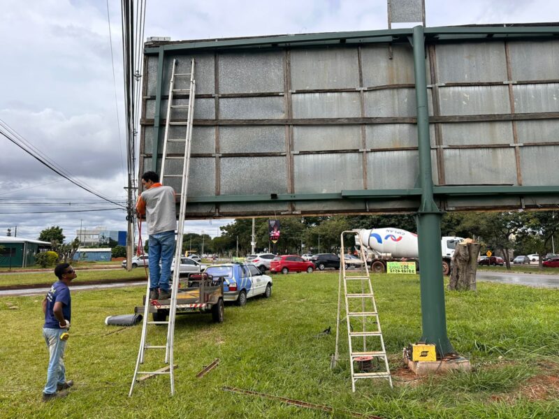 Equipe NovaArt fazendo manutenção em estrutura de outdoor