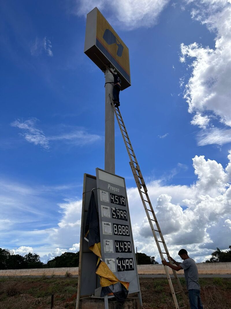 Instalação de painel de preços em posto de combustível
