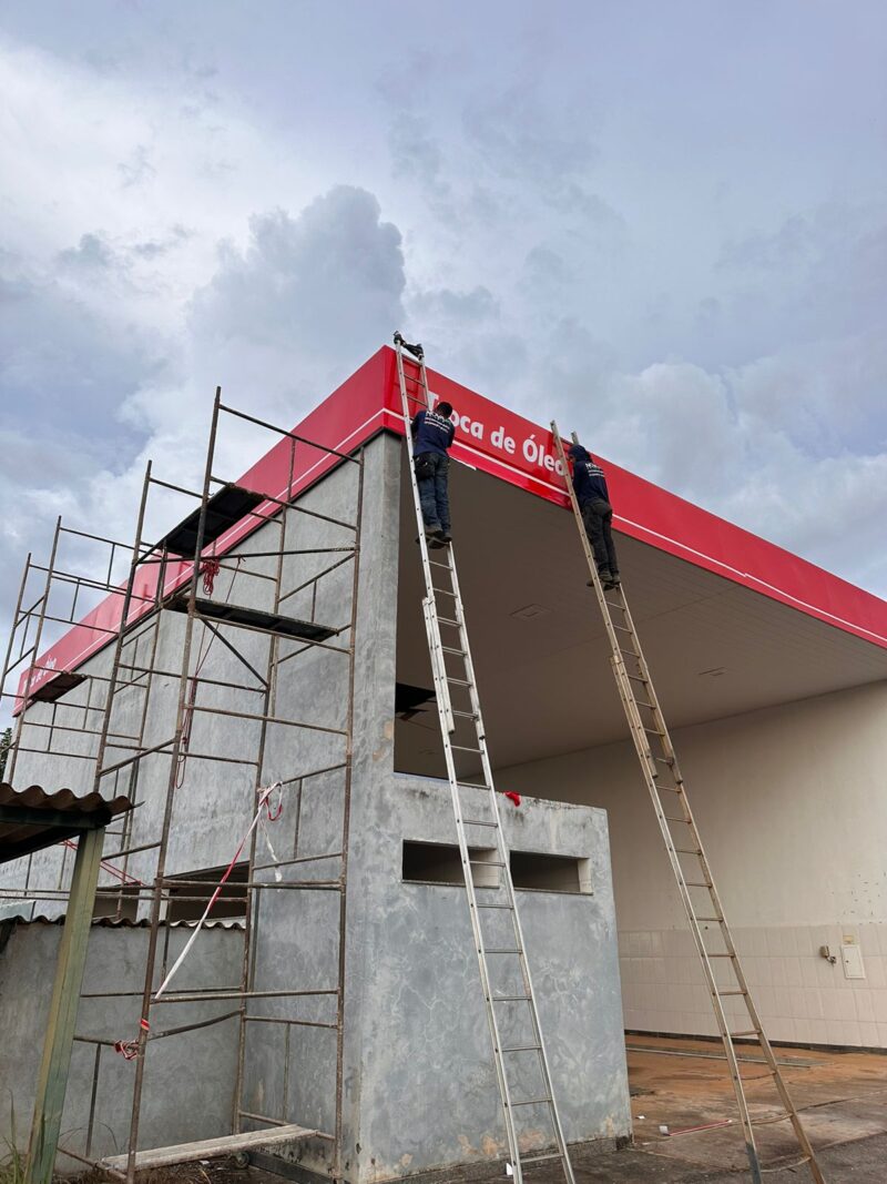 Fachada em construção com identidade Troca de Óleo